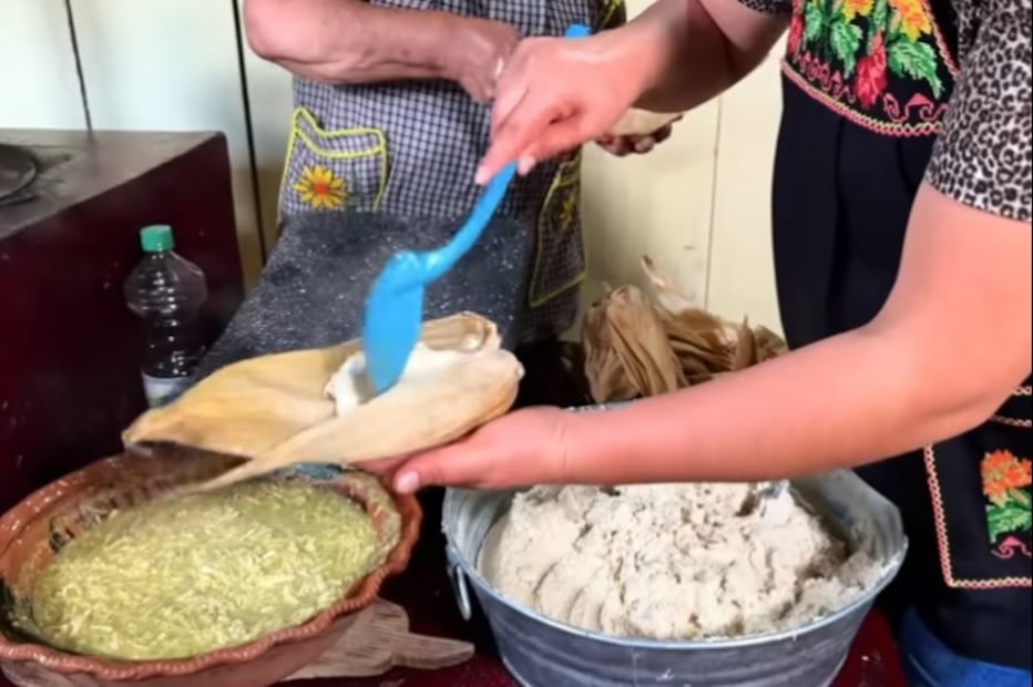  Ángela prepara unos tamales verdes con ingredientes frescos y técnicas tradicionales. Foto: Captura de pantalla / YouTube "De Mi Rancho a Tu Cocina"