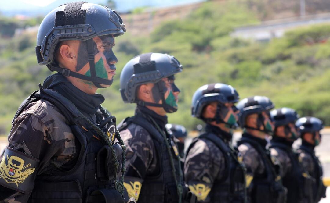 Imagen proveída por el Ministerio para la Defensa de Venezuela de integrantes de la Fuerza Armada Nacional Bolivariana participando en los ejercicios militares y comunitarios del llamado Plan Independencia 200, en el estado La Guaira, Venezuela, el 8 de octubre de 2025. El ministro del Poder Popular para la Defensa de Venezuela, Vladimir Padrino López, pidió el miércoles a la población venezolana prepararse por la "amenaza seria" militar de Estados Unidos contra el país sudamericano. Foto: Xinhua