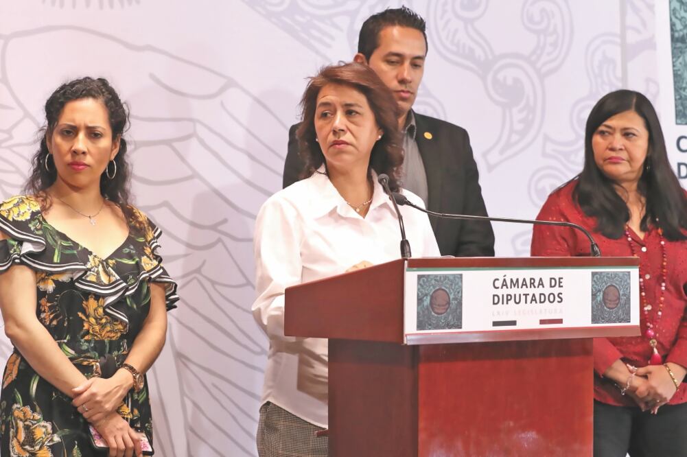 La diputada presidenta de la Comisión de Educación, Adela Piña Bernal (centro), informó que la cita de análisis de la reforma educativa se pospuso con el fin de lograr mejores consensos, tanto con la oposición como con el magisterio. Foto: ESPECIAL