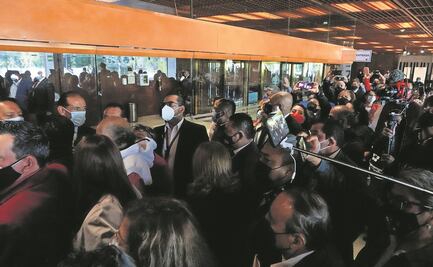 Trabajadores revientan sesión en San Lázaro