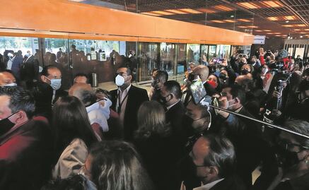 Trabajadores revientan sesión en San Lázaro