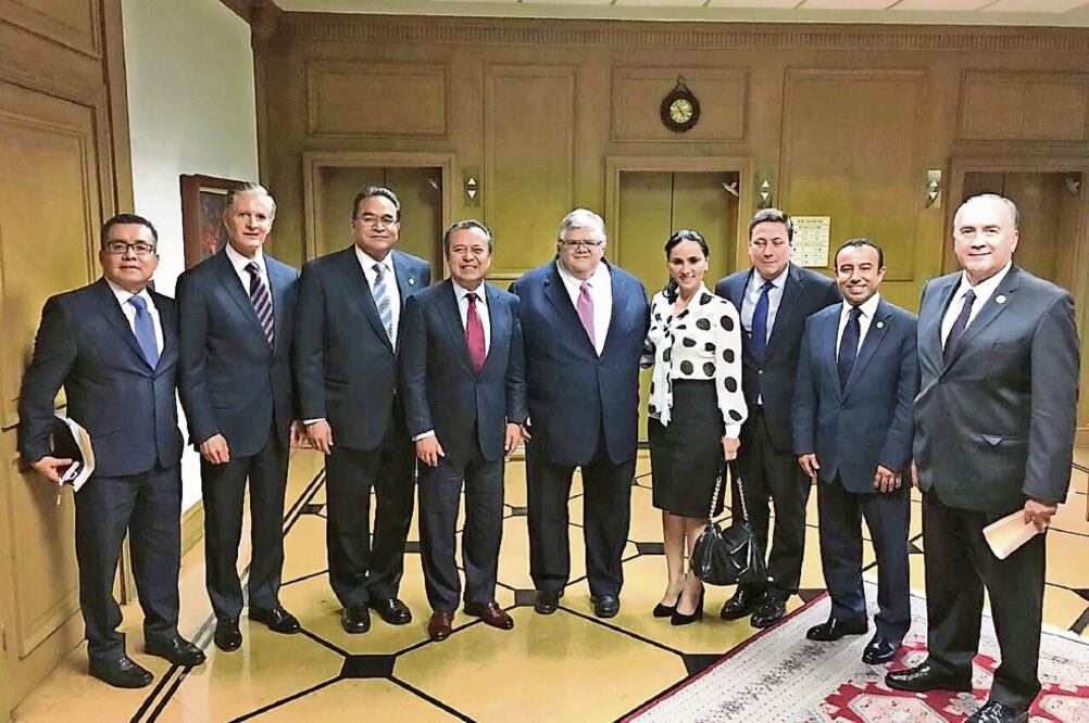 Diputados priístas y el gobernador Agustín Cartens, luego de su reunión (TOMADA DE TWITTER)