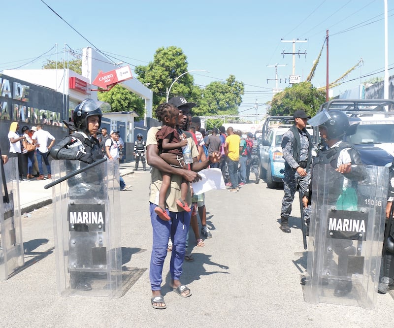 Migrantes de Haití retoman protestas
