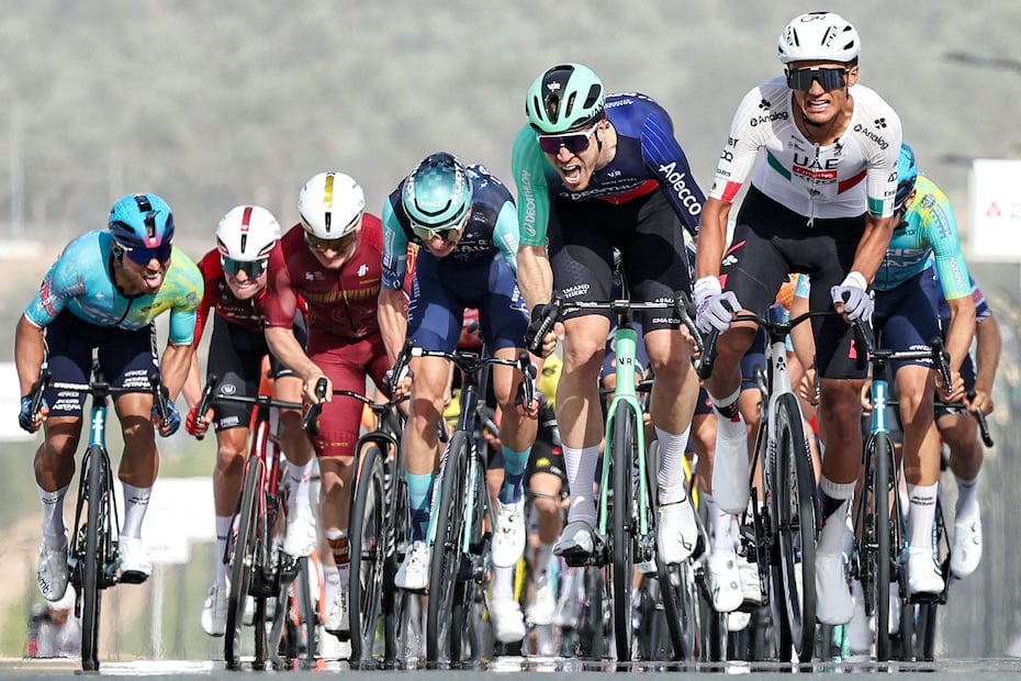 Isaac del Toro tuvo un espectacular cierre de carrera al adelantar a sus rivales en el último tramo del UAE Tour 2026 / FOTO: AFP