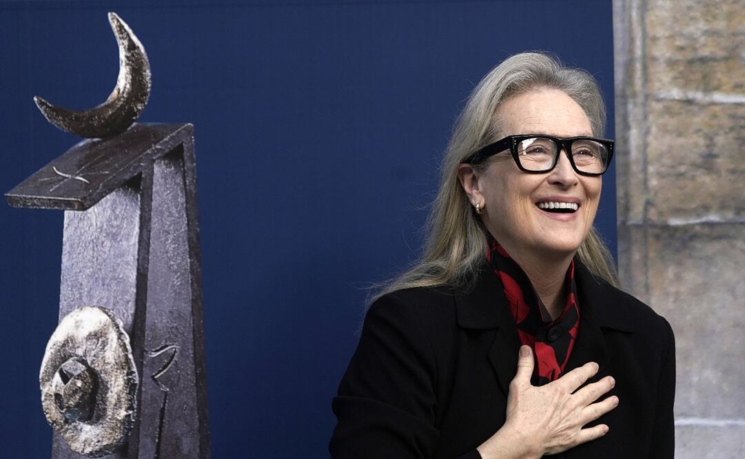 Streep salió de su hotel junto a la directora de la Fundación Princesa de Asturias, Teresa Sanjurjo, y durante unos minutos derrochó emoción y simpatía, esbozando una gran sonrisa, saludando y lanzando besos al público. Foto: EFE.