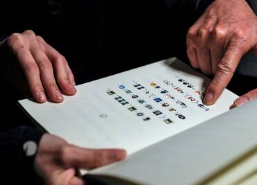 Proponen un libro escrito con emoticonos como lenguaje universal