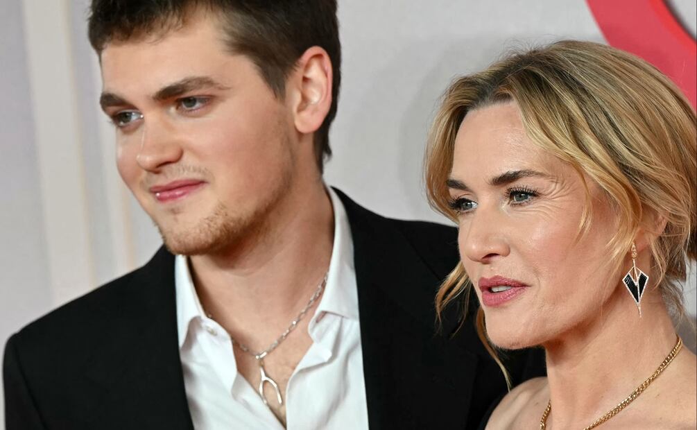 Kate Winslet y su hijo Joe Anders.
FOTO: JUSTIN TALLIS / AFP.