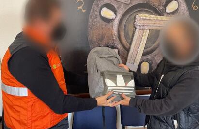 Devuelven a dueño mochila extraviada con 10 mil pesos en el Metro CDMX 