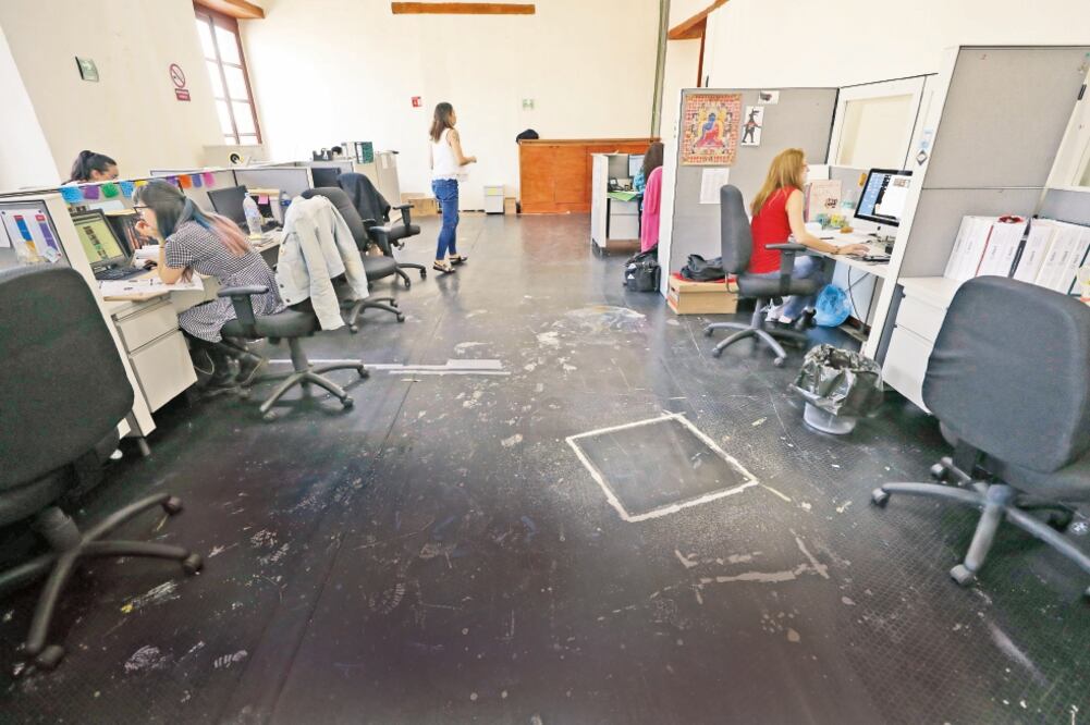 Trabajadores de diversas áreas de la dependencia que ocupaban el Conjunto Aristos ahora laboran en espacios del Museo Nacional de las Culturas (IRVIN OLIVARES. EL UNIVERSAL)