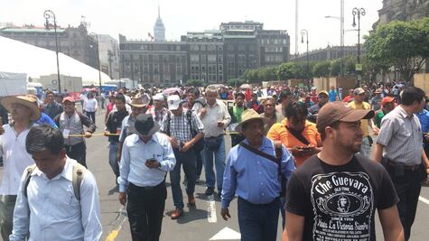 Marcha de maestros de la CNTE llega al Zócalo capitalino