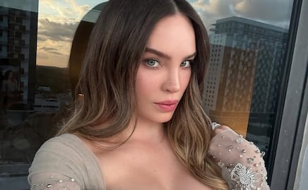 Belinda lleva el glamour de los años ochenta en este look