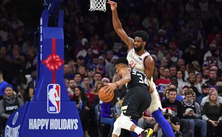 Joel Embiid supera a Giannis Antetokounmpo en duelo navideño