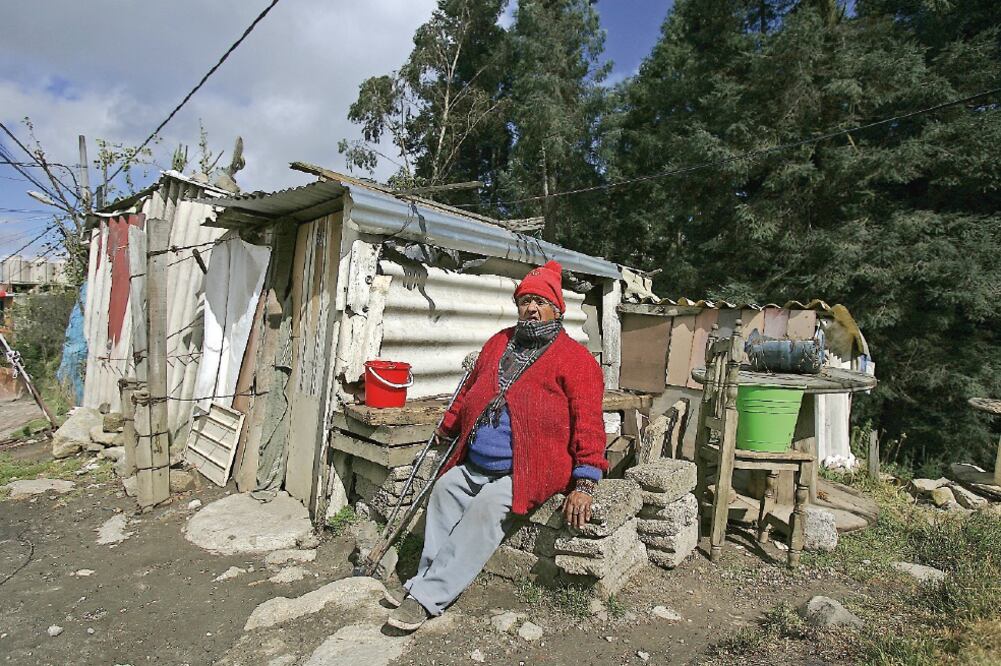 Doña María vive sola en su choza. A pesar de usar cuatro cobijas para cubrirse, en la madrugada el frío se escurre y la despierta (ALEJANDRO ACOSTA. EL UNIVERSAL)