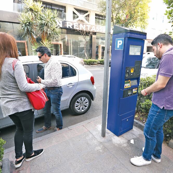 Por la celebración del Día de Muertos, este 2 de noviembre los aparatos de cobro de estacionamiento no funcionarán en la Ciudad de México. (ARCHIVO EL UNIVERSAL)