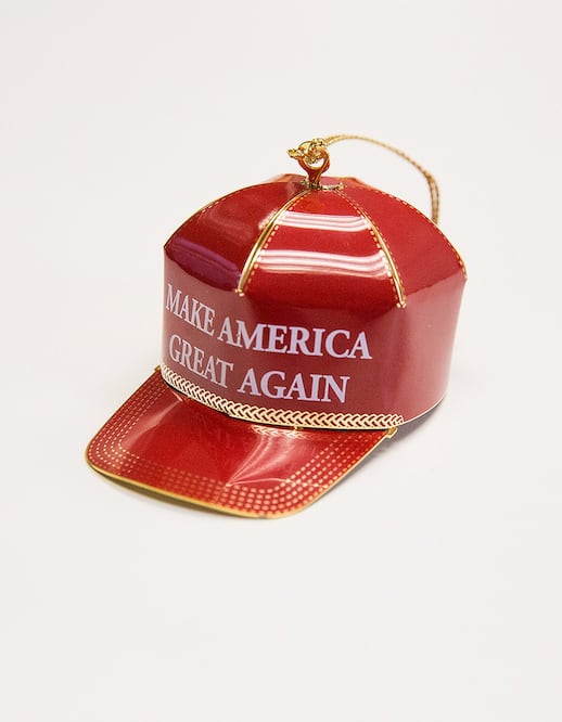 La famosa gorra roja tiene el lema de su campaña "Make America Great Again" (EFE)
