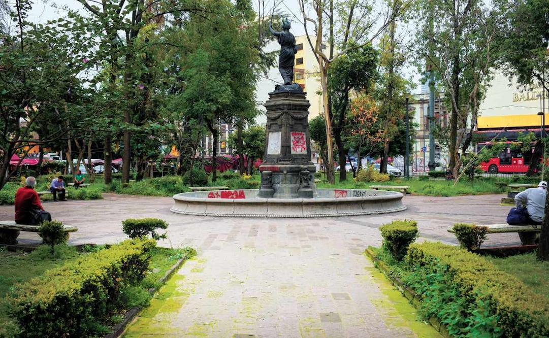 El parque de la ciudadela, a un costado de Metro Balderas, se encuentra en malas condiciones. Hay pintas en las fuentes, mismas que no funcionan y basura en varias zonas. Foto: Santiago Cadena/El Universal
