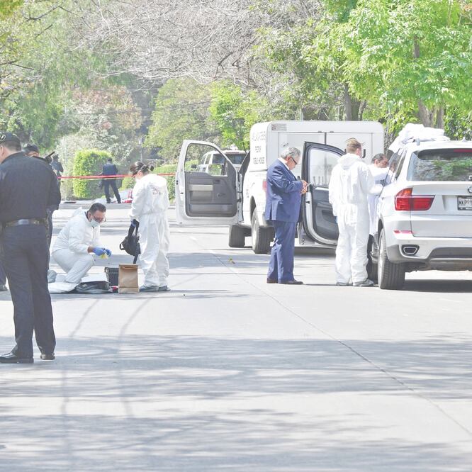El cadáver del hombre se encontraba en el asiento del piloto de una camioneta blanca con placas del Estado de México; a su lado se halló una pistola. HUGO GARCÍA. EL UNIVERSAL