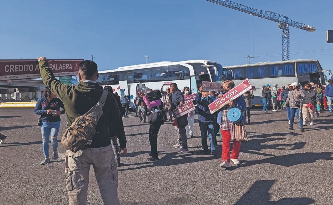 Habitantes de la colonia El Paraje dejaron pasar vehículos sin pagar peaje en la caseta de Tepotzotlán. Foto: Especial
