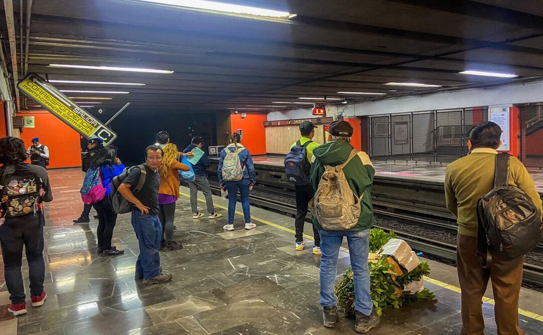 Cae letrero en andén del Metro Jamaica de la línea 9 con dirección a Tacubaya. FOTO: Axel Sánchez | EL UNIVERSAL