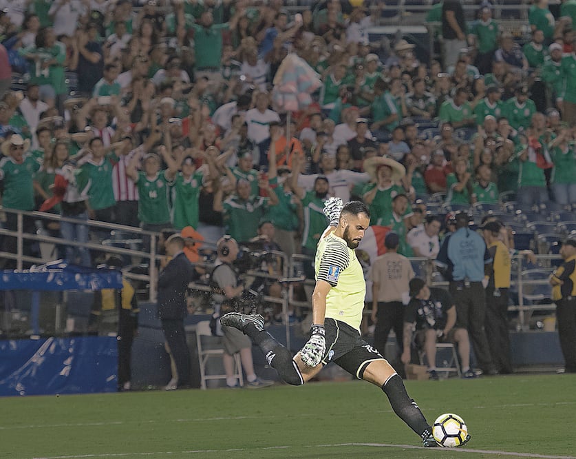 El portero rival es objeto de las agresiones (MAGO7)