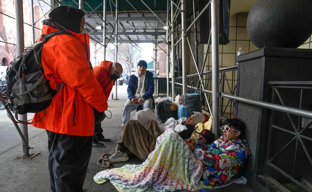 La ciudad recibió la semana pasada 4 mil 200 personas más y está acogiendo a una media de 500 nuevas personas cada día, según el alcalde Eric Adams. Foto: AP