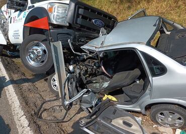 Pipa de gas termina encima de auto tras accidente en la carretera Naucalpan- Toluca