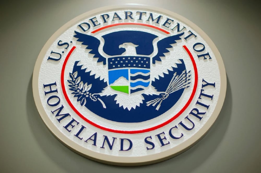 El logotipo del Departamento de Seguridad Nacional durante una conferencia de prensa, el 25 de febrero de 2015, en Washington. Foto: AP