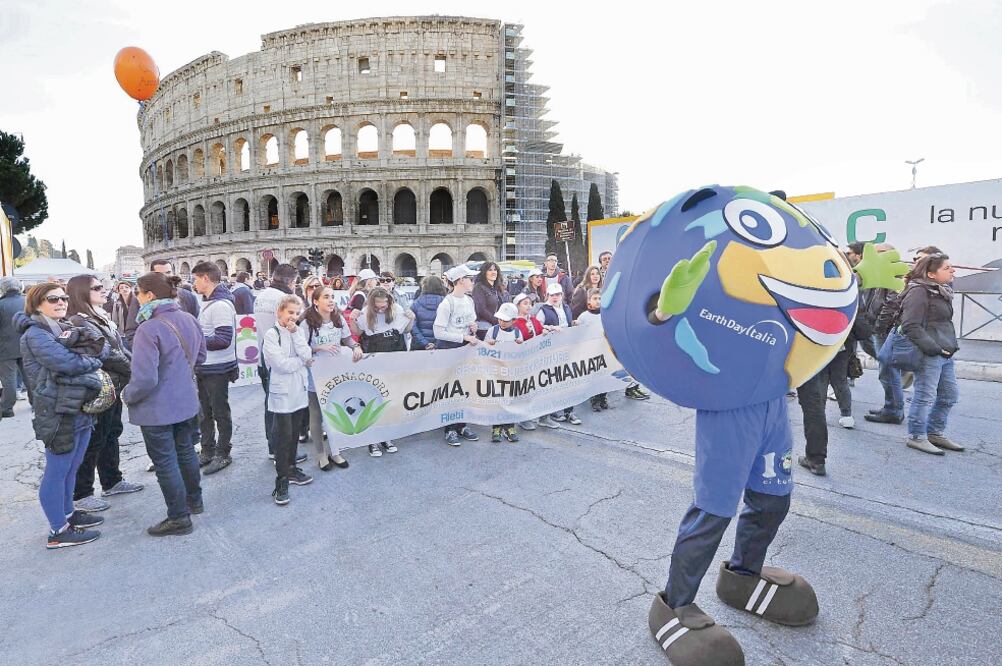 Organizaciones internacionales y sociedades civiles participaron ayer durante la Marcha por la Tierra, en Roma (XINHUA)