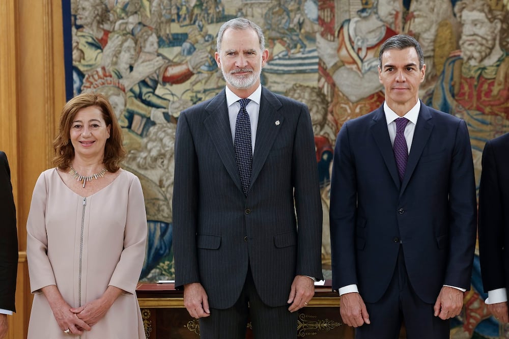 El rey Felipe VI posa junto a la presidenta del Congreso, Francina Armengol, y el presidente del gobierno, Pedro Sánchez. Foto: EFE