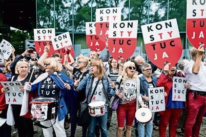 Divide a Polonia reforma judicial; la UE critica al país