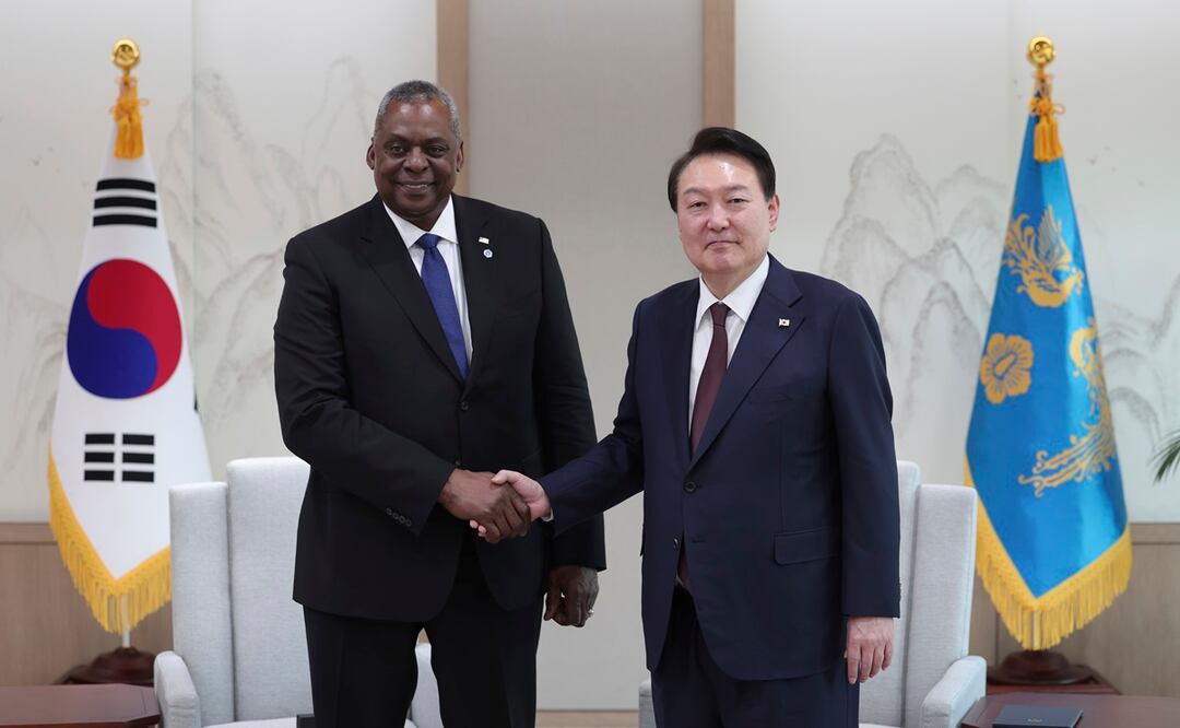 El presidente de Corea del Sur, Yoon Suk Yeol, a la derecha, le da la mano al secretario de Defensa de los Estados Unidos, Lloyd Austin, durante una reunión en la oficina presidencial en Seúl. Foto: AP