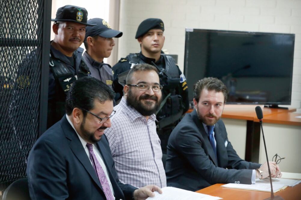 En una audiencia realizada en el Tribunal Tercero de Sentencia Penal, Narcoactividad y Delitos contra el Ambiente de Guatemala, el ex gobernador Javier Duarte aprobó ser extraditado (LUIS CORTÉS. EL UNIVERSAL)