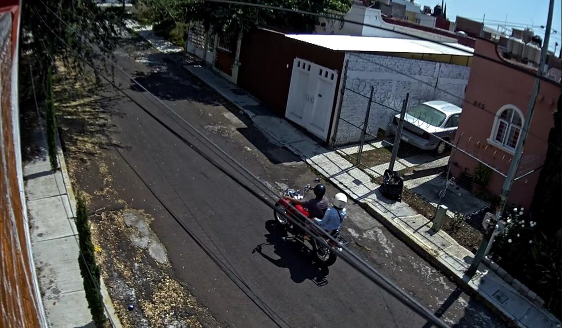 El periodista y escritor J. Jesús Lemus Barajas denunció mediante una imagen que halcones vigilan su domicilio.