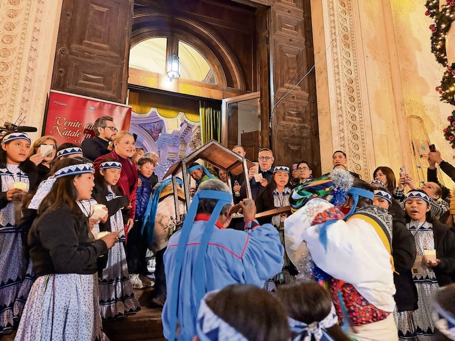 La gobernadora fue acompañada por el Coro de Niñas de Carichí, integrado por niñas rarámuris, y el obispo de la Tarahumara, Juan Manuel González. Foto: Especial