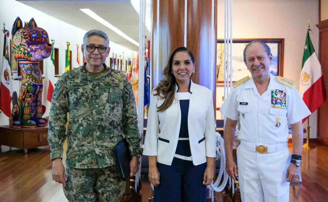 La gobernadora de Quintana Roo, asistió a la presentación que hizo el almirante Rafael Ojeda Durán, secretario de Marina, del almirante Raymundo Pedro Morales Ángeles. Foto: Especial