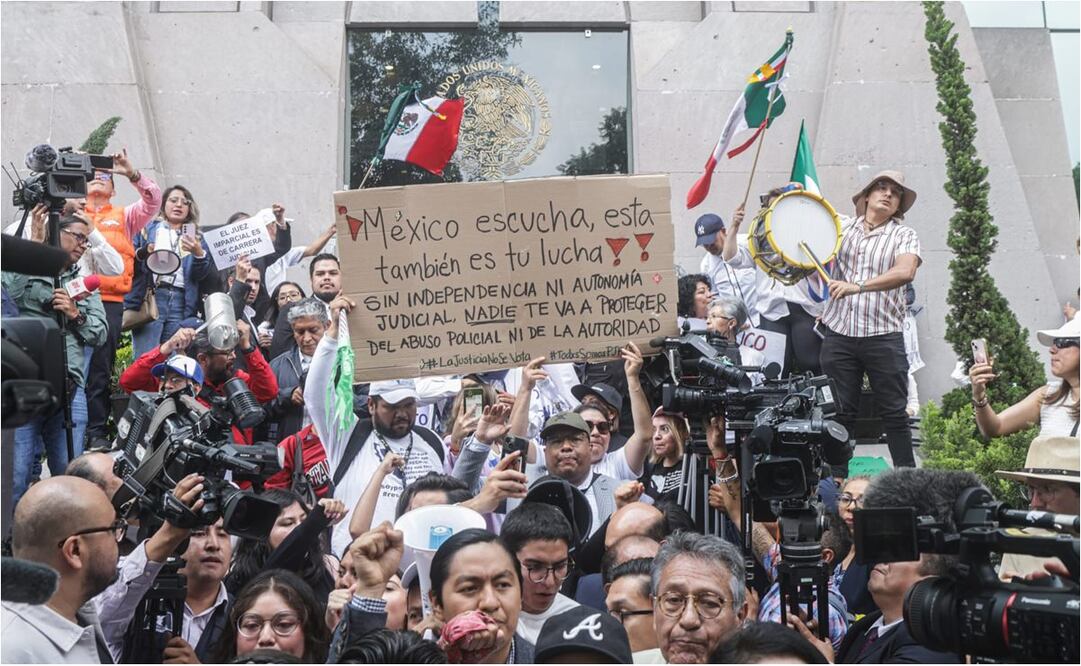 Estudiantes de la UNAM protestaron contra la reforma judicial  y trabajadores en paro se unieron al contingente. Foto: Gabriel Pano/EL UNIVERSAL