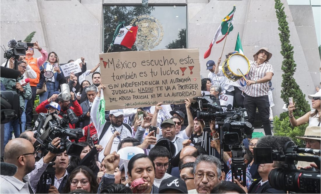 Estudiantes de la UNAM protestaron contra la reforma judicial y trabajadores en paro se unieron al contingente. Foto: Gabriel Pano/EL UNIVERSAL