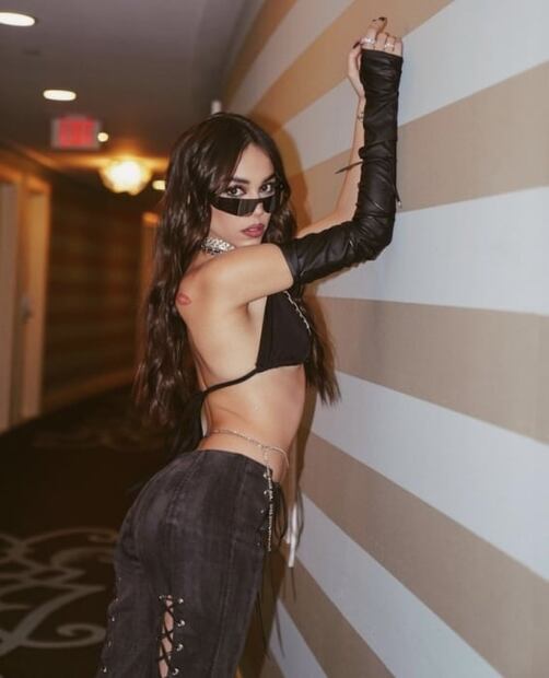 Danna Paola regresa la moda de enseñar la ropa interior con jeans