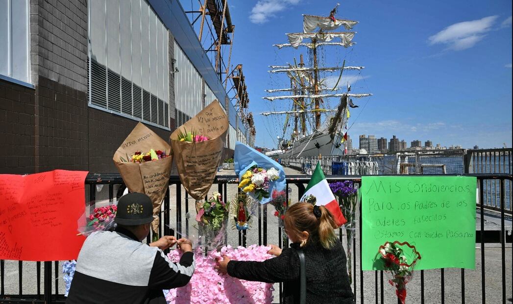 Personas visitan un memorial en honor a las víctimas del choque del Buque Cuauhtémoc, en Nueva York. Foto: AFP
