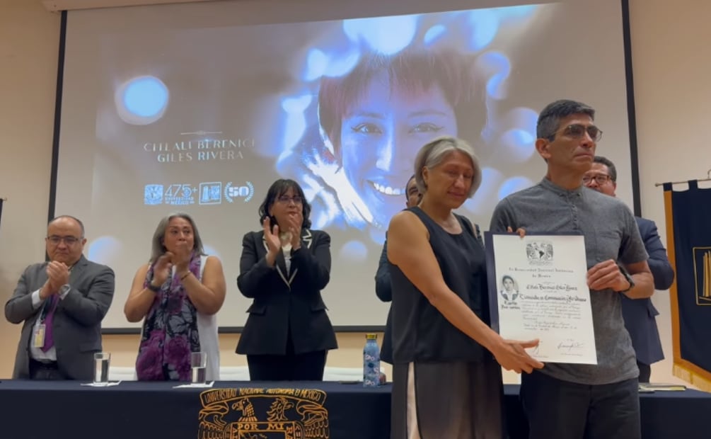 Raúl Giles y Blanca Rivera, padres de Berenice, reciben el título profesional póstumo en la FES Aragón de la UNAM: Foto: Instagram @justicis_paraberegiles