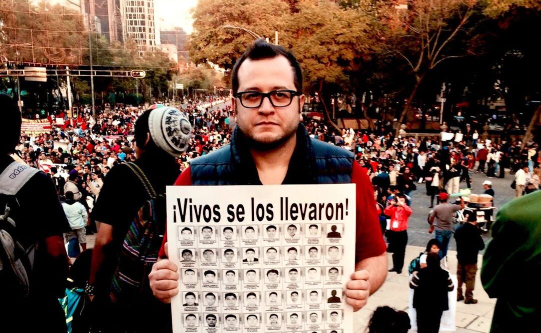 José Ramón López Beltrán en una marcha por los 43 normalistas de Ayotzinapa. Foto: Twitter @_JRLB_