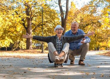 Sigue estos 7 hábitos si quieres ser feliz en la vejez, según un experto de Harvard