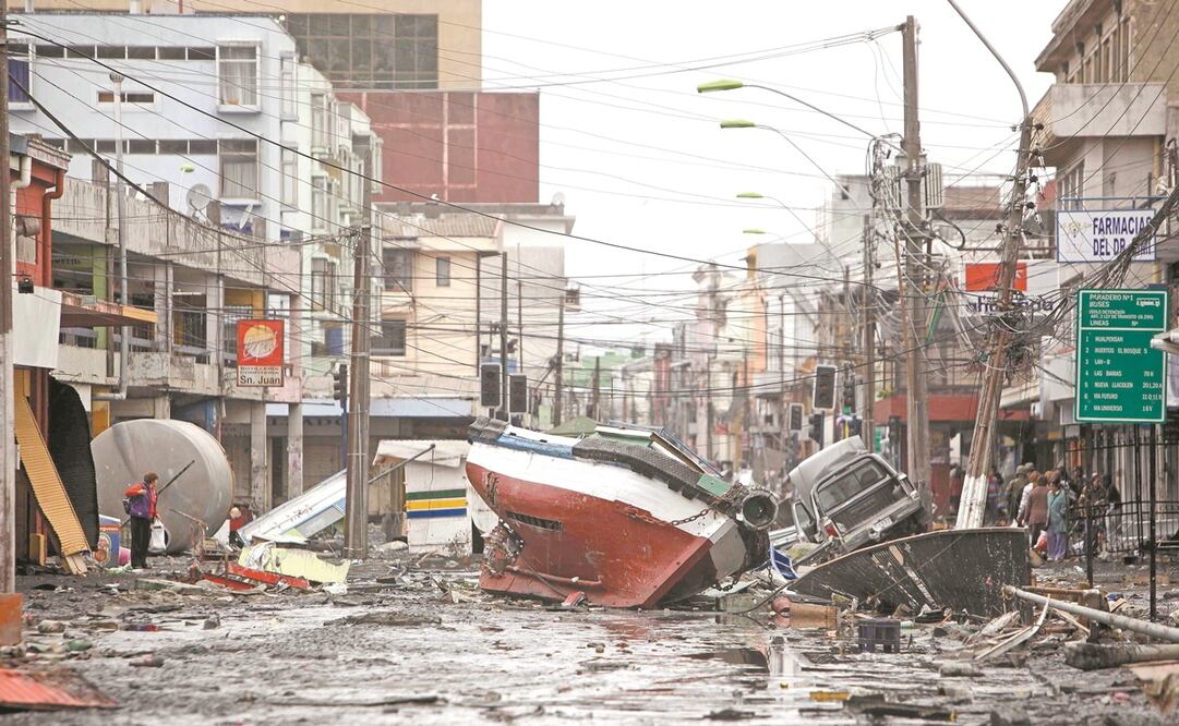 Un bote, tras el sismo y el tsunami en Talcahuano, Chile, el 1 de marzo de 2010. Foto: NATACHA PISARENKO. AP