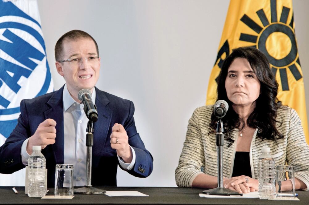 Alejandra Barrales Magdaleno, afirmó que se ha reunido en diversas ocasiones en los últimos días con Ricardo Anaya (PAN) y Dante Delgado (MC) (ARCHIVO EL UNIVERSAL)