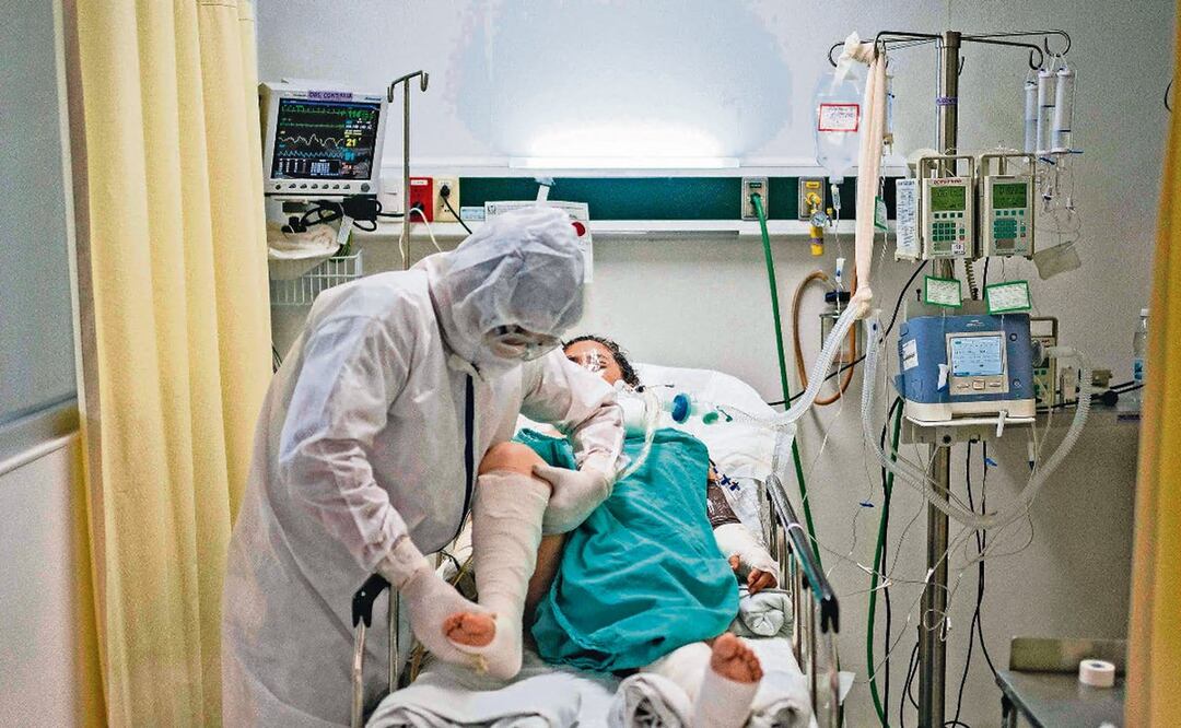 Los expertos siguen estudiando el SARS-CoV-2 para entender cómo afecta al cuerpo humano — Foto: Pedro Pardo/AFP