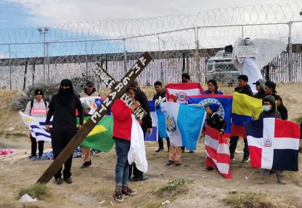 El colectivo Ángeles Mensajeros realizó un viacrucis con migrantes de diversas nacionalidades en la frontera de EE.UU Foto: especial