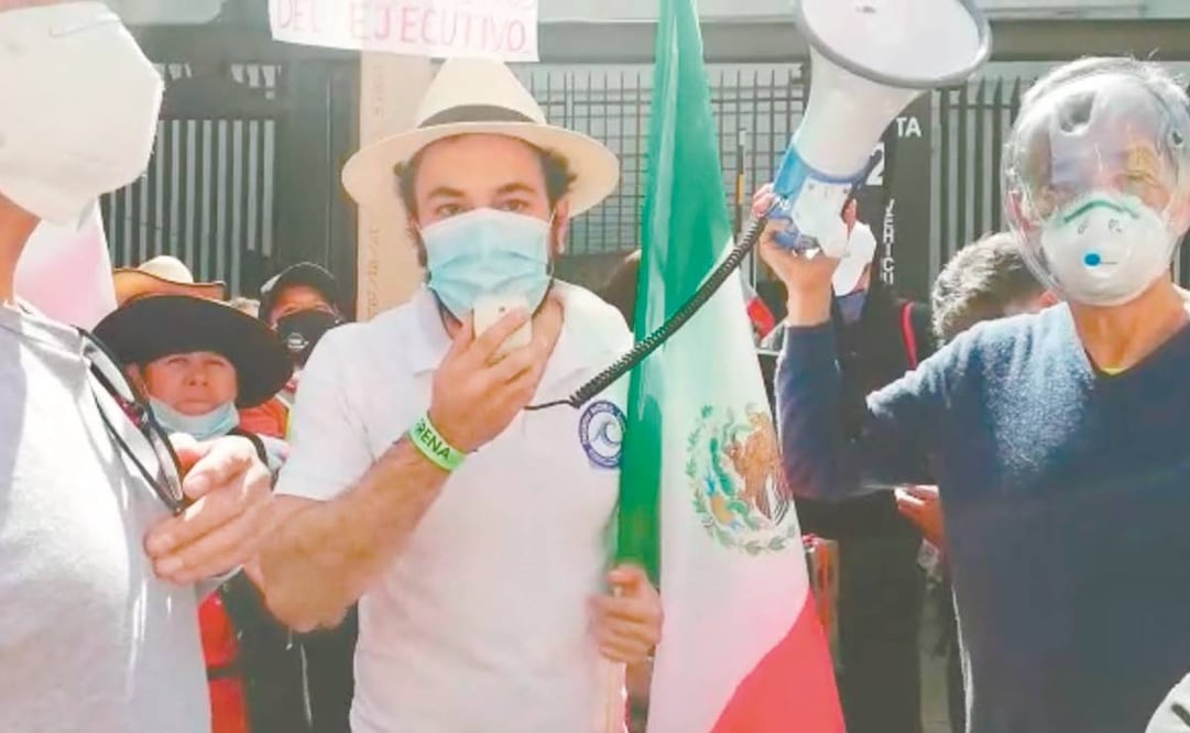 Con ayuda de un megáfono, este sujeto fue quien instigó la agresión de manifestantes contra la reportera. Foto: TERESA MORENO. EL UNIVERSAL