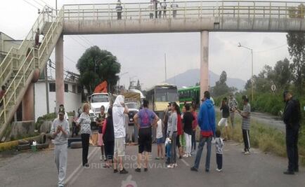 Vecinos bloquean Río de los Remedios tras inundación