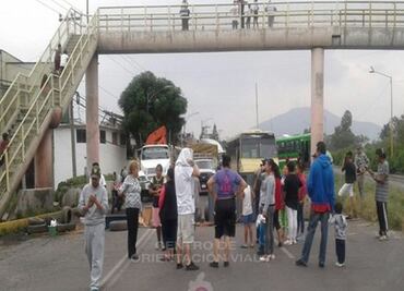 Vecinos bloquean Río de los Remedios tras inundación