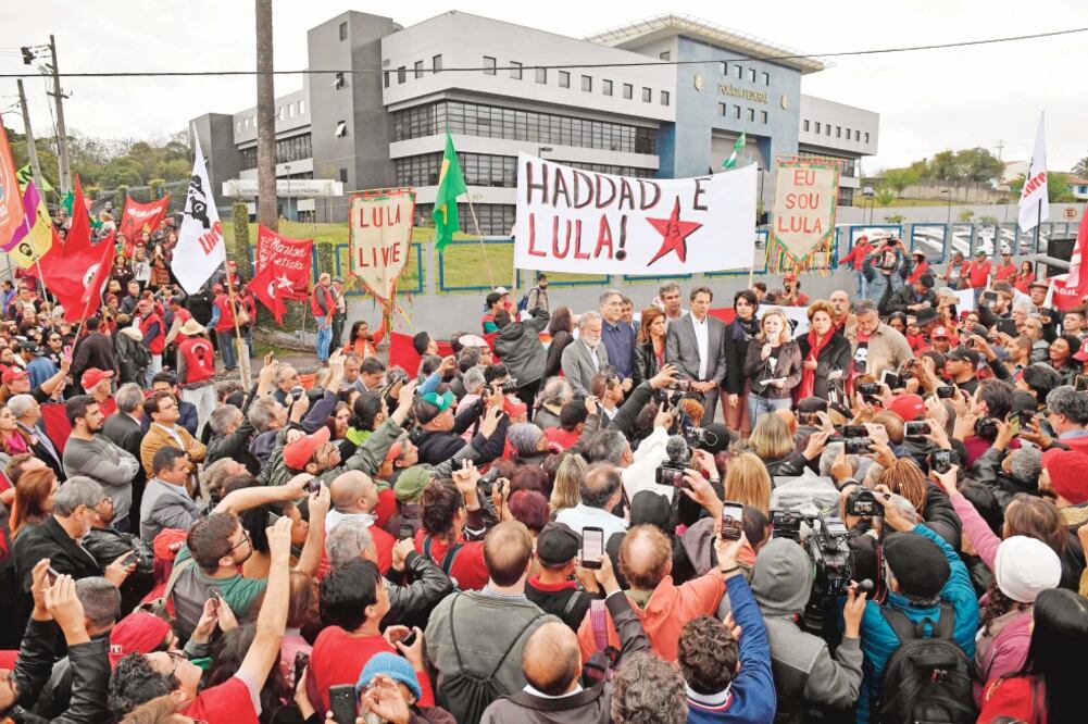 La presidenta del PT, Gleisi Hoffmann (centro), al anunciar la decisión del partido de nombrar a Fernando Haddad su candidato presidencial, en vez de Lula. Foto: NELSON ALMEIDA. AFP